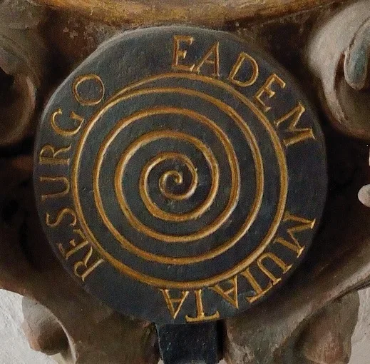 Tumba de Jakob Bernoulli en la catedral de Basilea con la espiral y el lema Eadem mutata resurgo