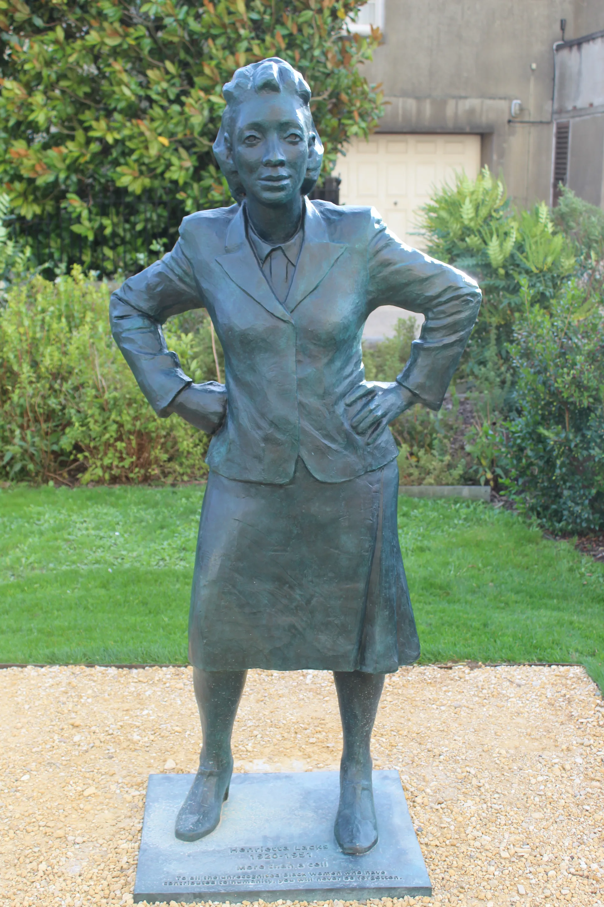Estatua de bronce de Henrietta Lacks en los jardines de la Universidad de Bristol, inaugurada el 4 de octubre de 2021