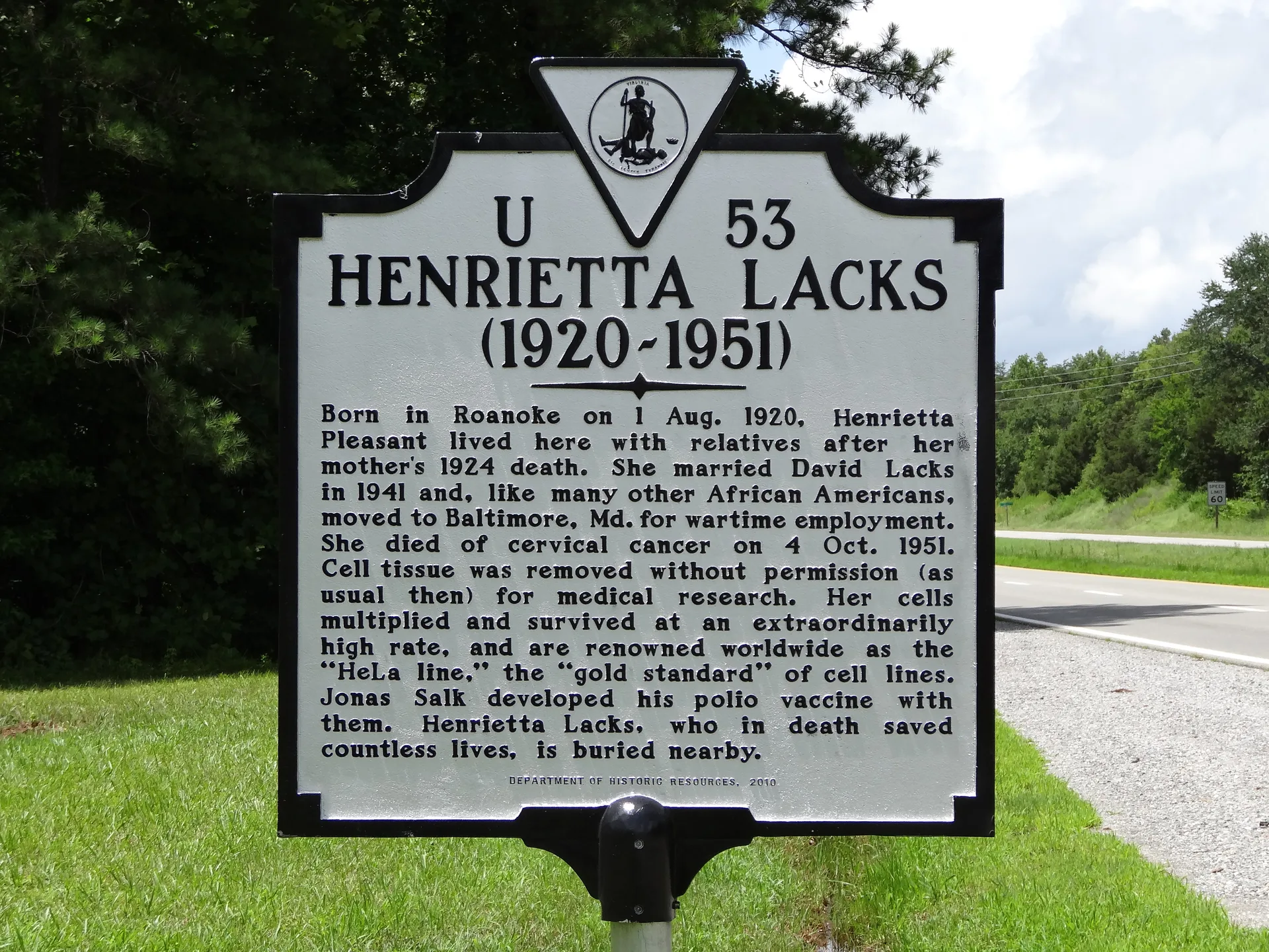 Placa histórica en homenaje a Henrietta Lacks en Clover, Virginia, la zona donde creció recogiendo tabaco